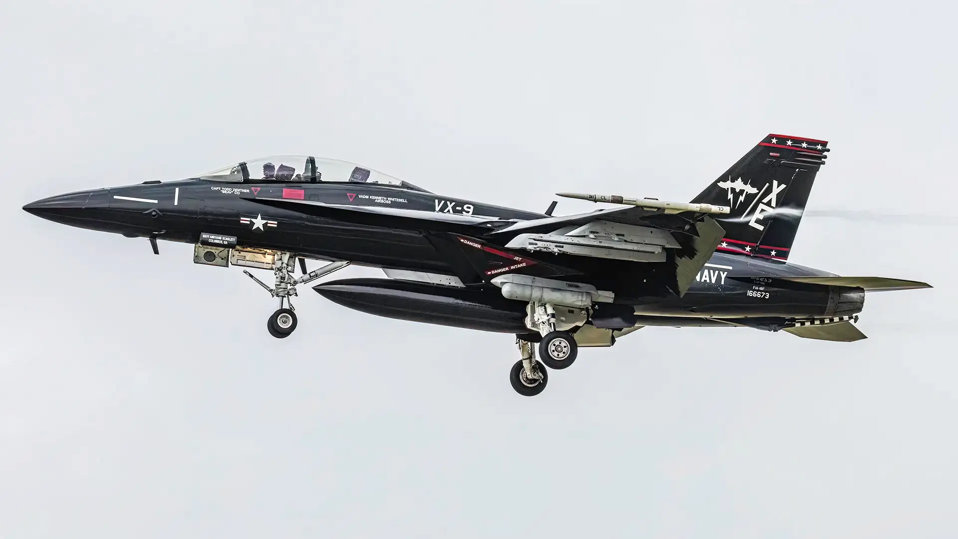 L'US Navy dévoile un F/A-18 Super Hornet en camouflage rétro Vandy-1, mais sans lapin Playboy.