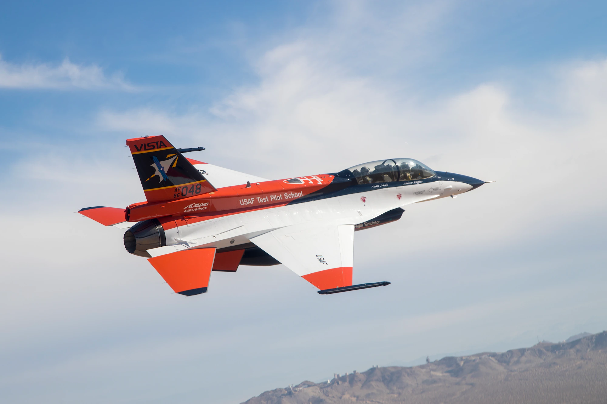 ВВС США протестируют модифицированную версию истребителя F-16 Fighting Falcon в рамках программы Skyborg по созданию дешёвых дронов на базе ИИ
