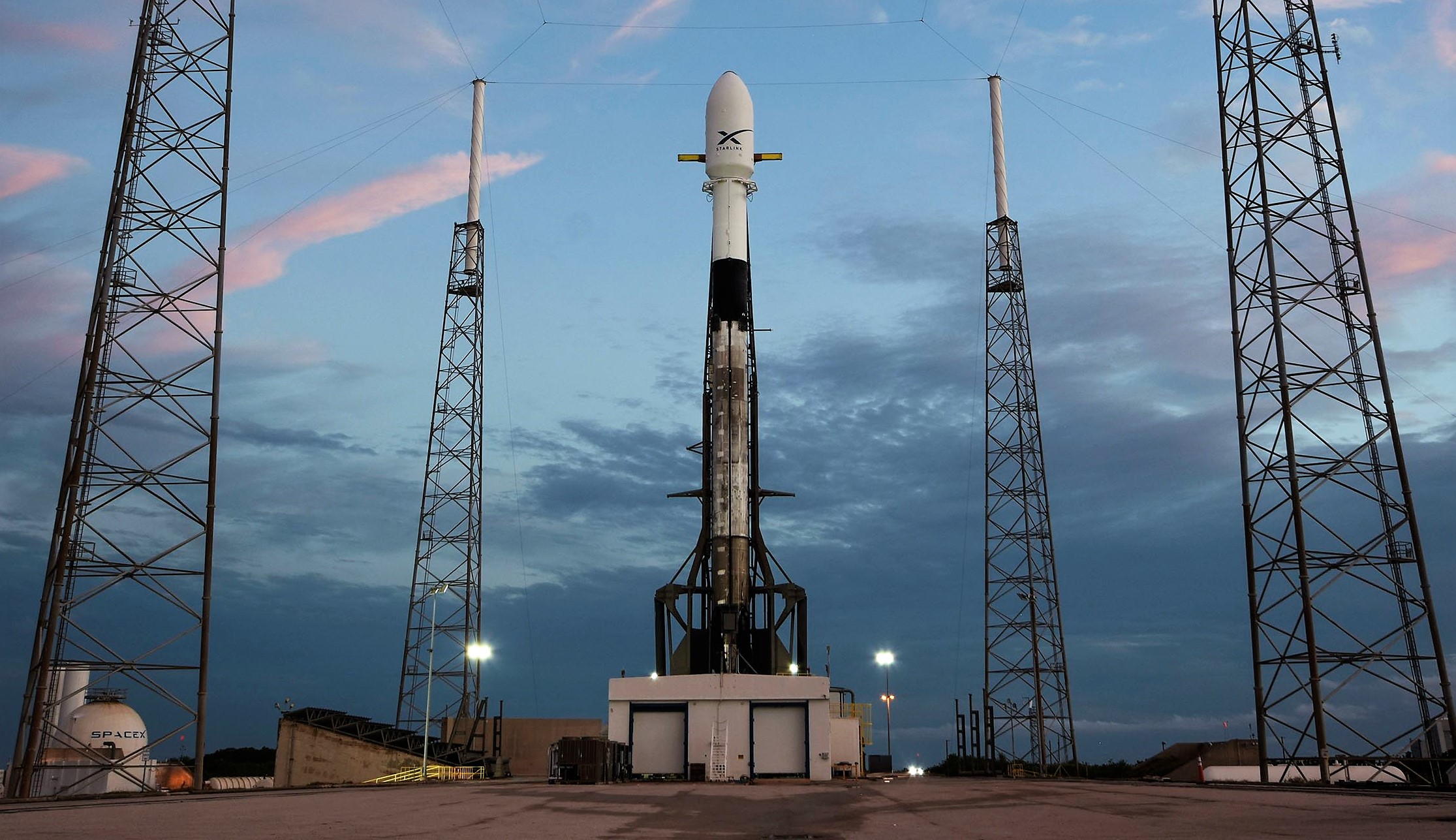 SpaceX успешно вывела на орбиту ещё 52 спутника Starlink с помощью ракеты Falcon 9  общее количество космических аппаратов достигло почти 3400