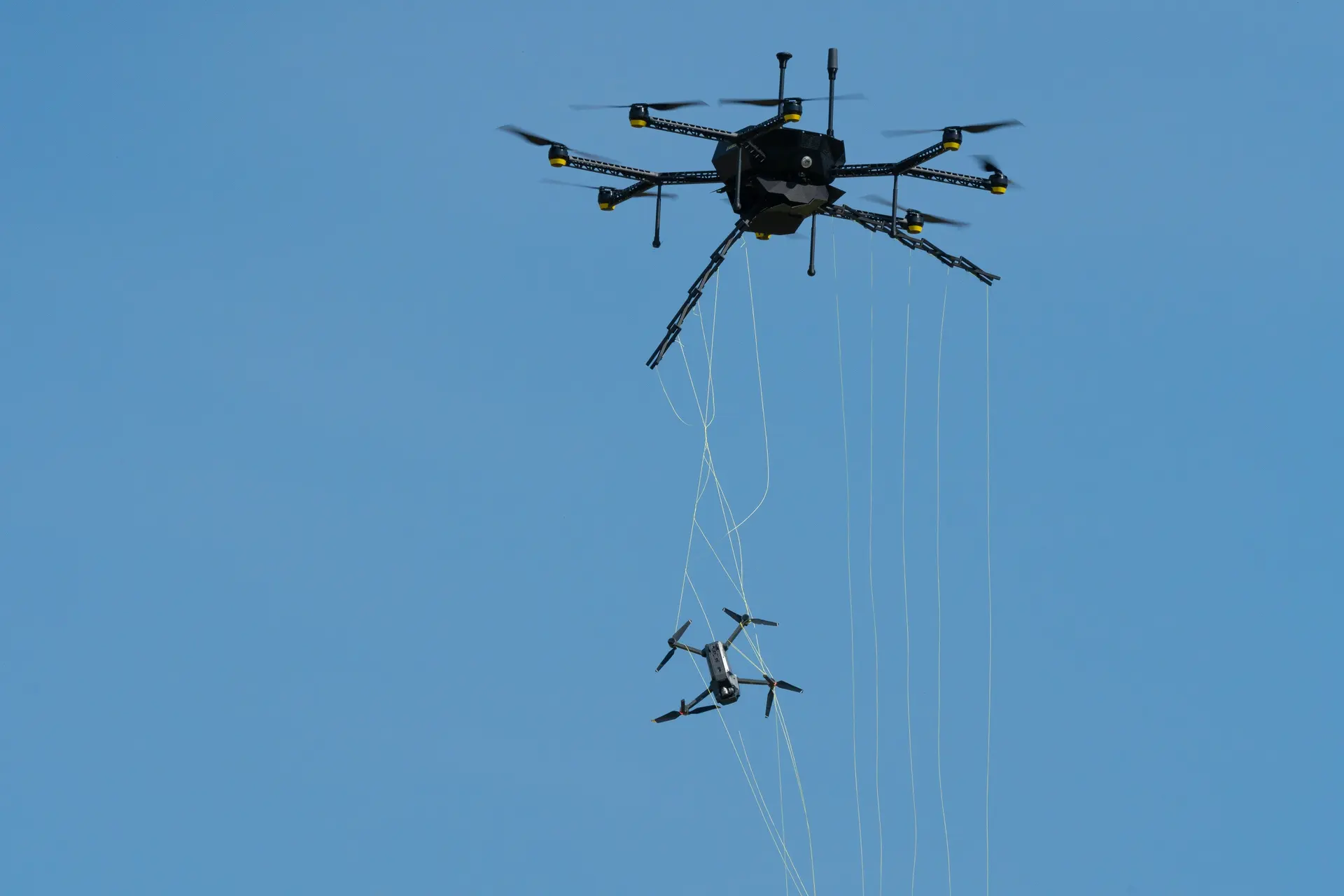 Eagle One - ośmiornica z dwiema strzałami do przechwytywania dronów