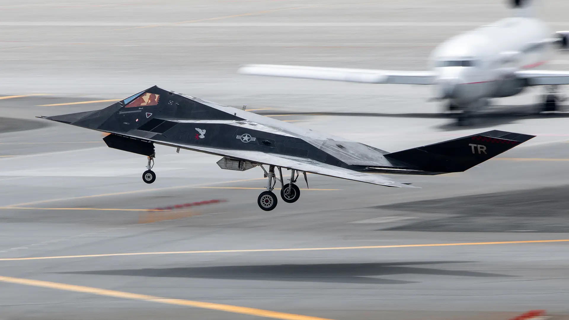 Стелс-самолёты F-117 Nighthawk приняли участие в учениях на Аляске впервые после вывода из эксплуатации