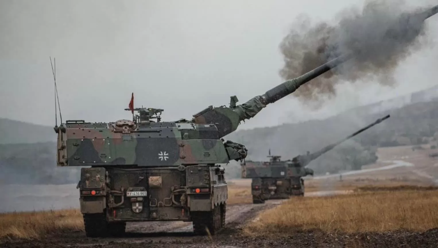 Panzerhaubitze 2000 destroys Russian equipment with a high-precision "smart" projectile SMArt 155 (video)