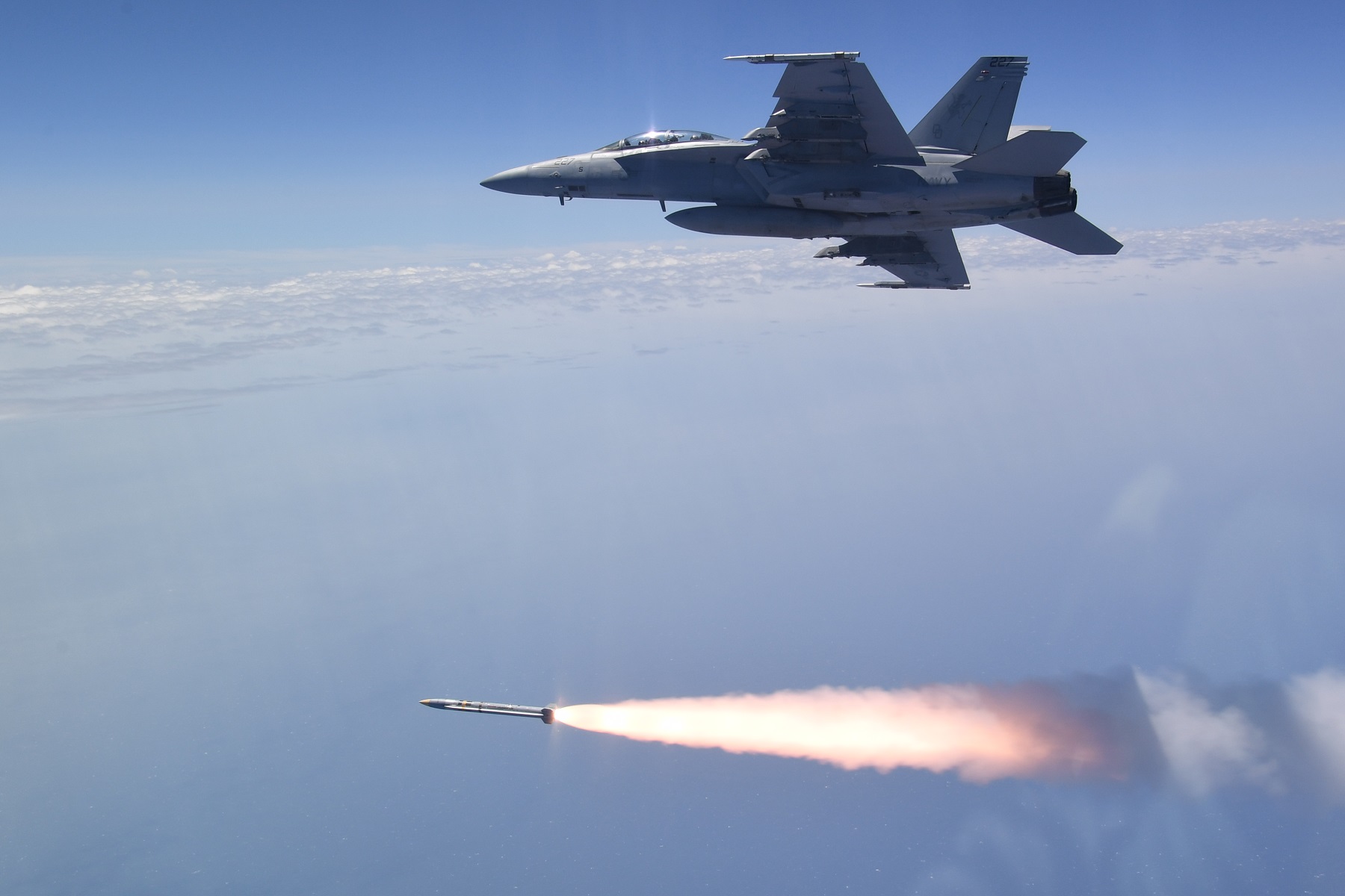 Kampfflugzeug F/A-18E/F Super Hornet testet erfolgreich einen verbesserten AARGM-ER-Radarabwehrflugkörper