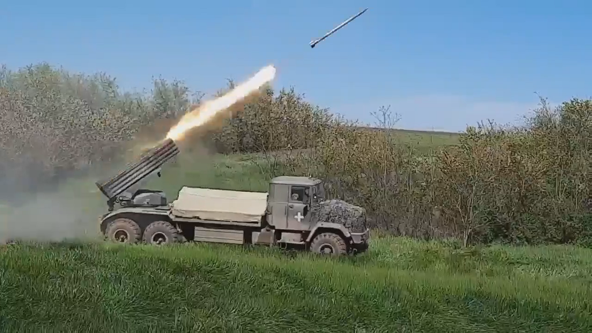 Ukrainische Streitkräfte veröffentlichen seltenes Video des Mehrfachraketenwerfersystems Bastion-2 in Aktion