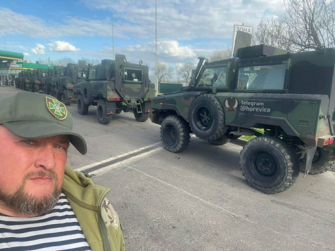 Des véhicules blindés britanniques Alvis 4 avec protection contre les mines sont arrivés en Ukraine