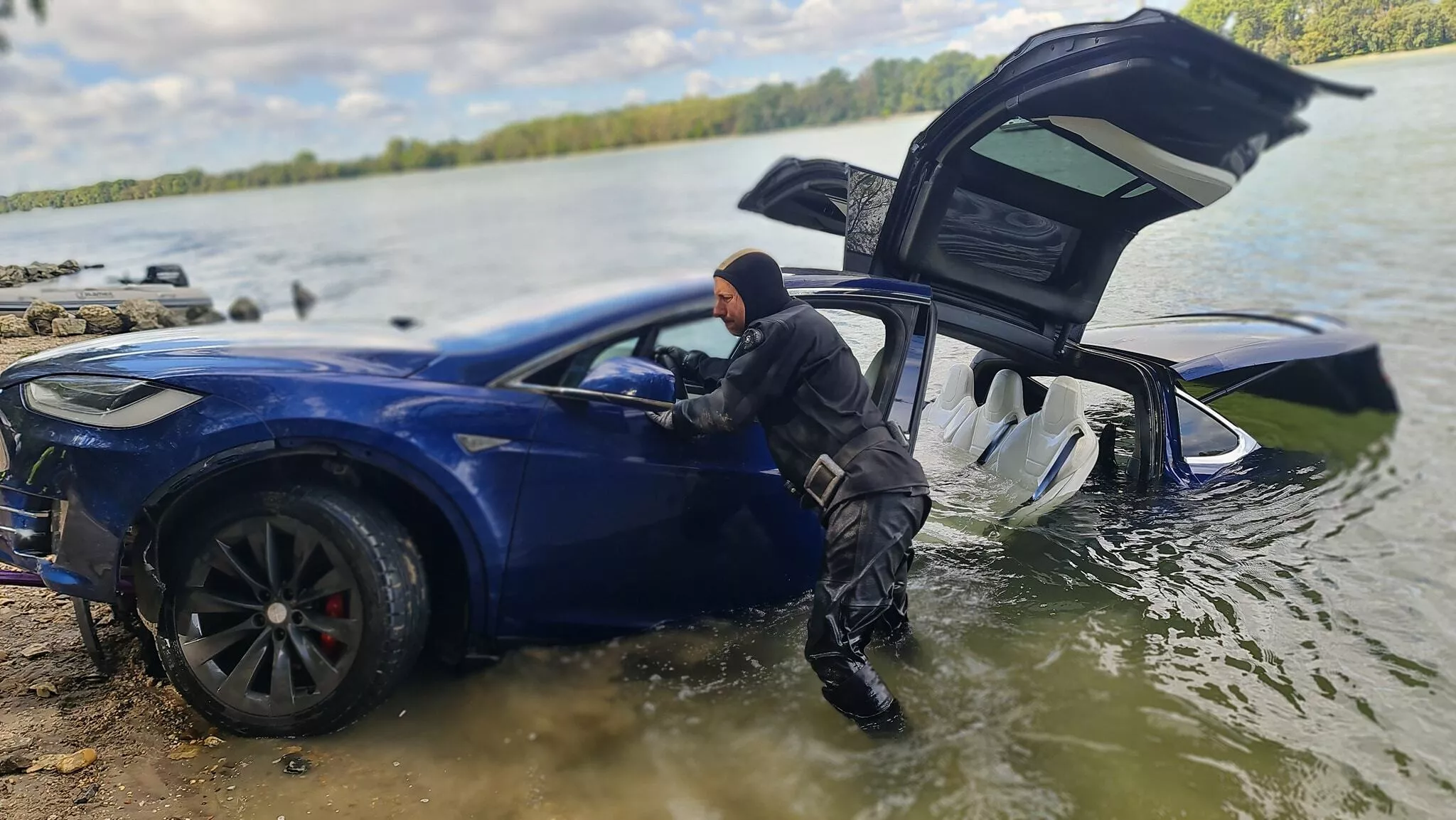 Le propriétaire d'une Tesla Model X a récupéré sa voiture électrique sur le Danube et l'a vendue le lendemain pour 24 000 dollars.