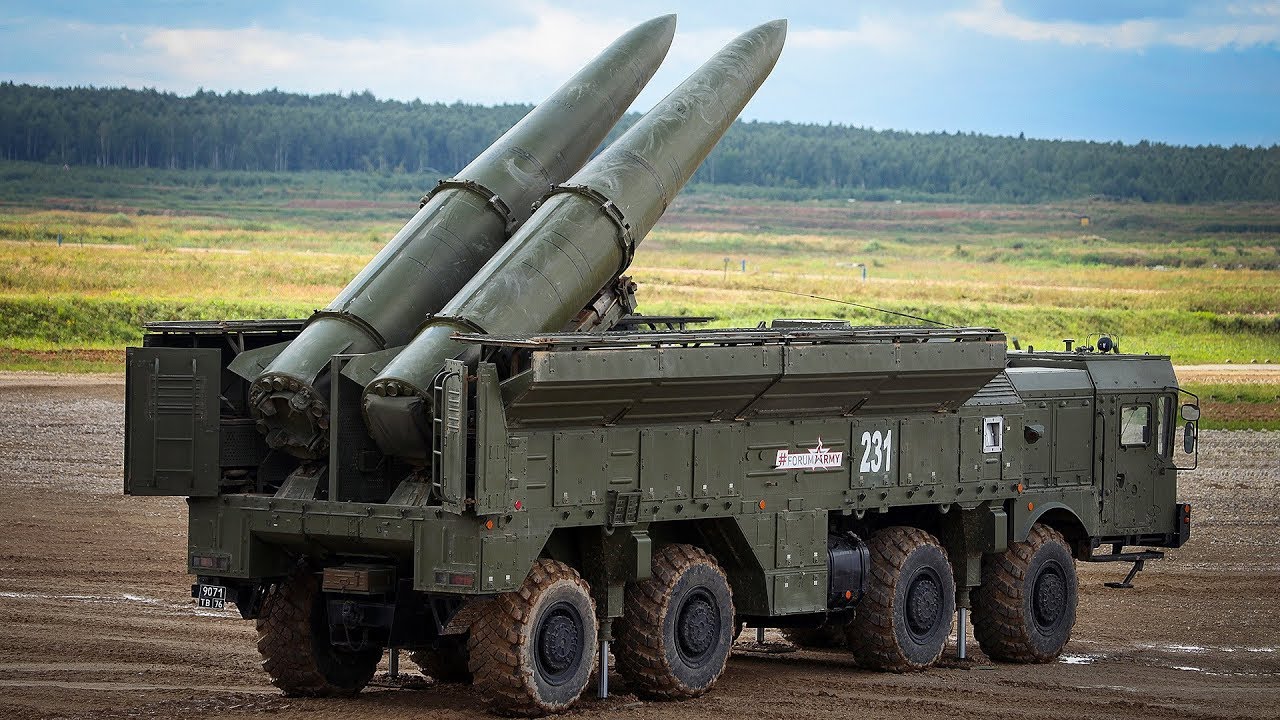 Российская ракета Искандер рассыпалась в небе над Белгородом сразу после запуска
