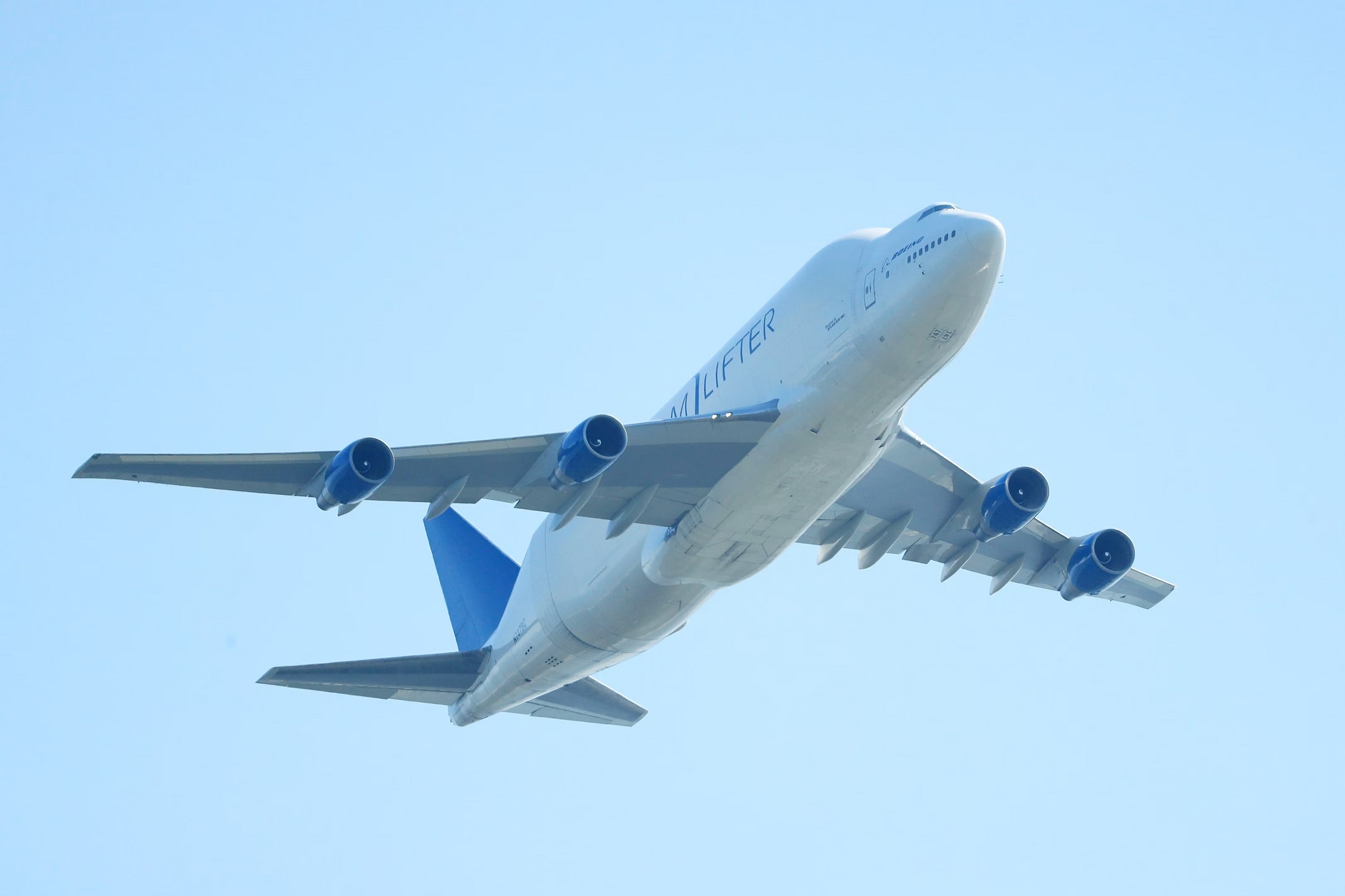 El Boeing 747 Dreamlifter perdió una rueda del tren de aterrizaje central de 100 kg durante el despegue (vídeo)