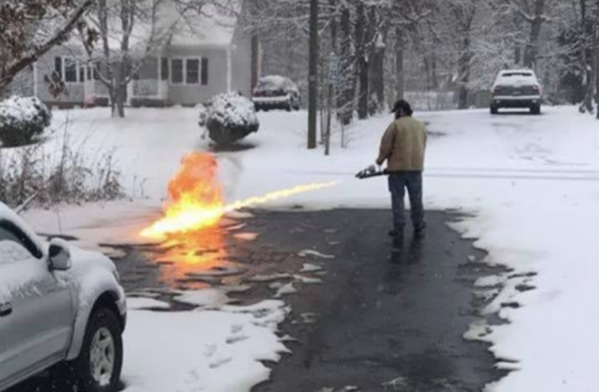 Свежая дичь: американец убирает дорогу от снега с помощью огнемета и подобное