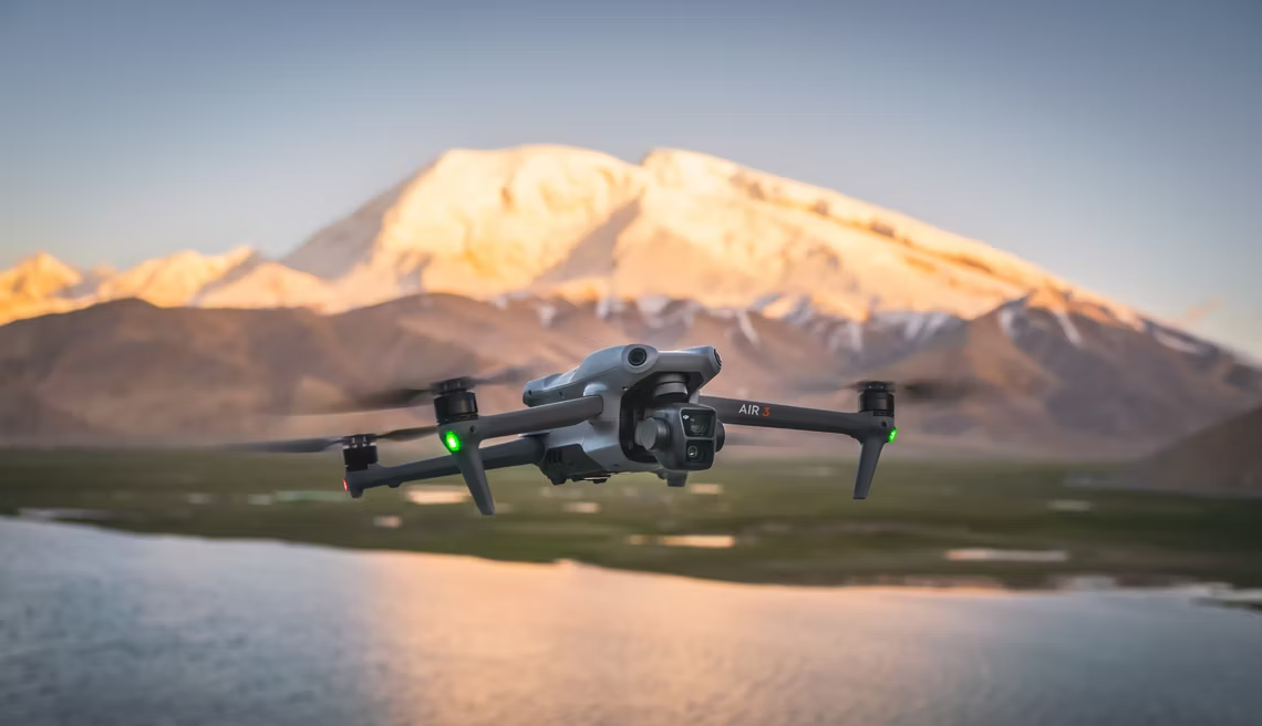 DJI Air 3 - et quadcopter med to 4K-kameraer, flytid på opptil 46 minutter og hindringsdeteksjon i alle retninger, pris fra $1099