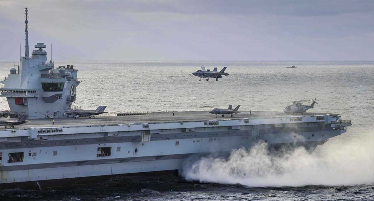 La portaerei britannica HMS Queen Elizabeth, che trasporta i caccia di quinta generazione F-35B Lightning II, è passata per la prima volta nella storia al comando della NATO.