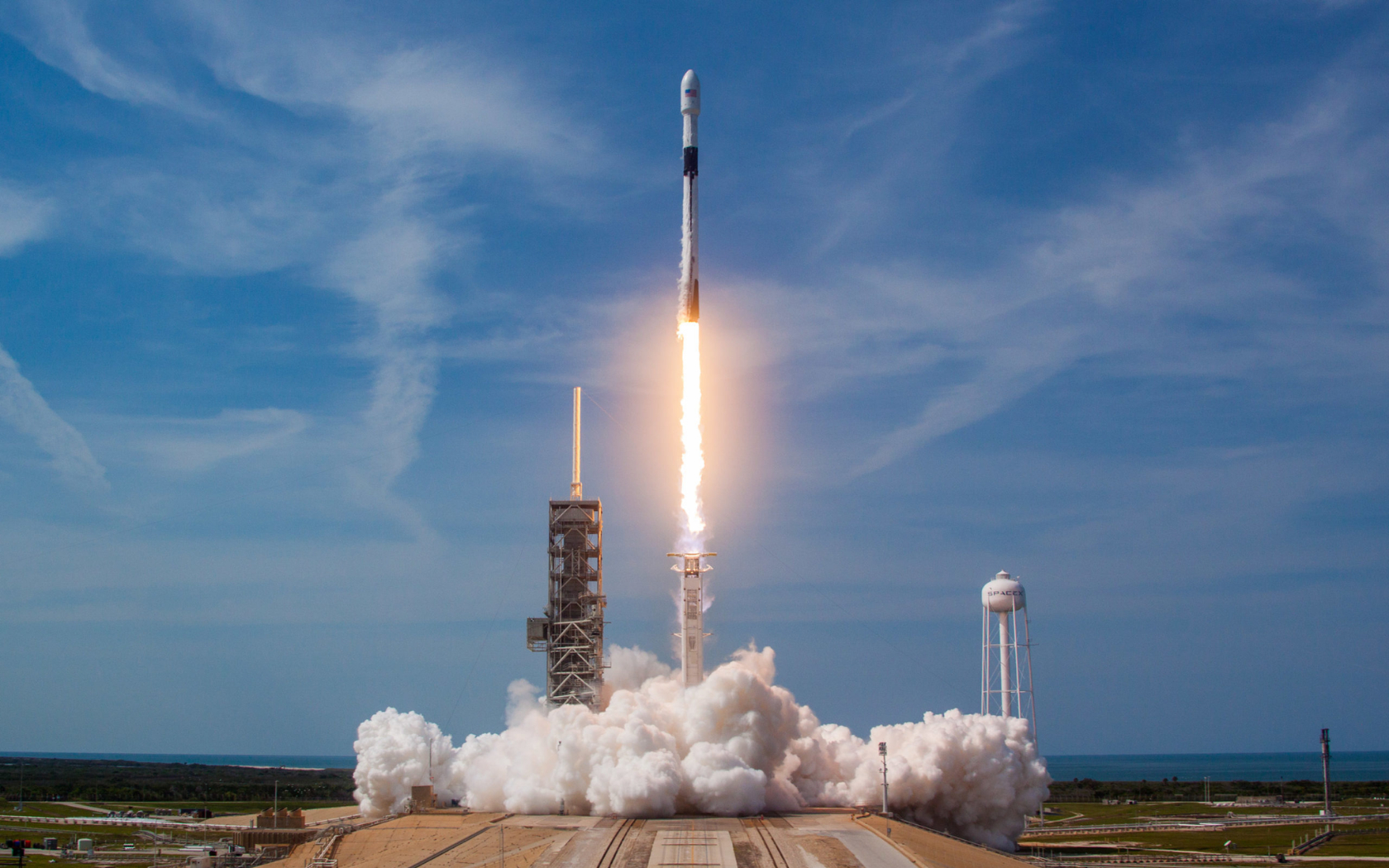 Ein Nutzer filmte den Start einer Falcon 9-Rakete direkt aus einer Flugzeugkabine