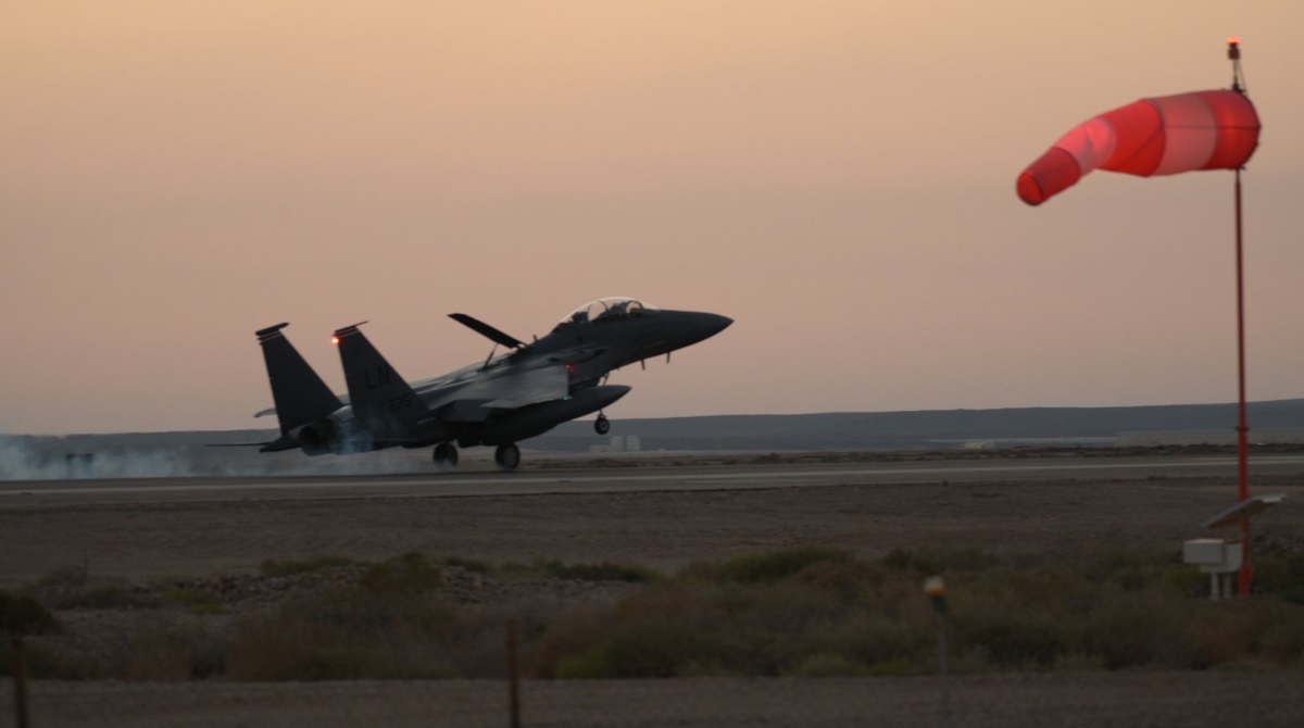 F-15E Strike Eagle-kampfly har ankommet Midtøsten etter A-10 Thunderbolt II i forbindelse med et angrep på Israel fra militante Hamas-grupper.