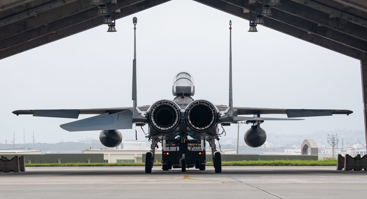 ВПС США сховали винищувачі F-35A Lightning II та F-15C Eagle в ангарах на базі Кадена, щоб захистити літаки від тайфуну