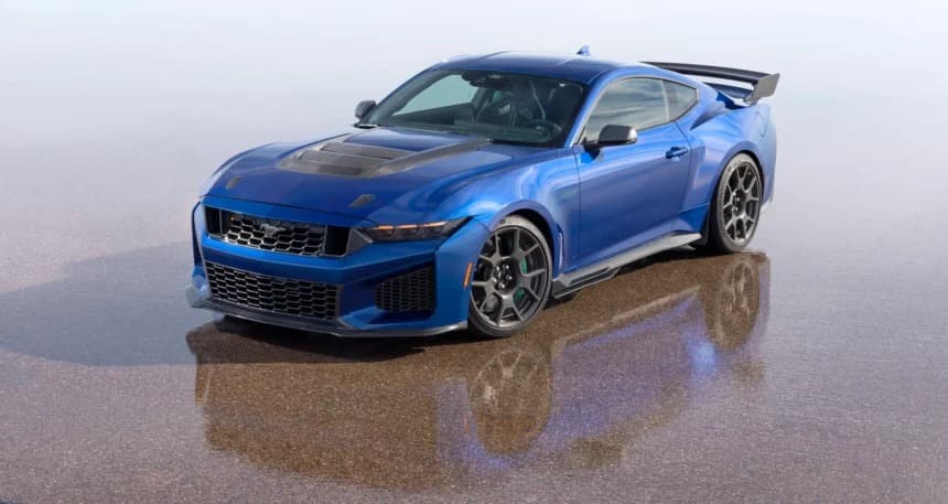 Ford Mustang Dark Horse SC на треку