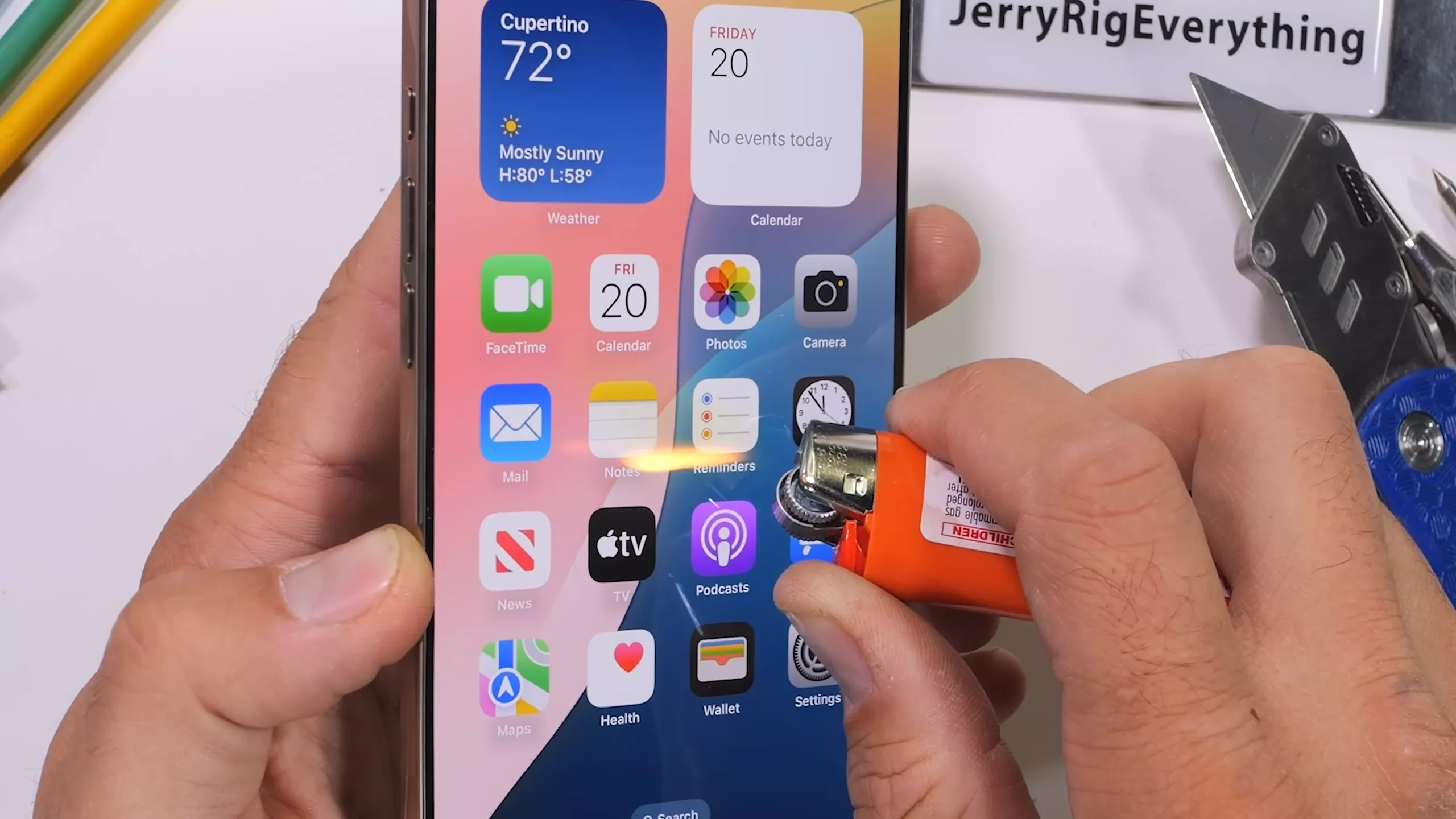 Ni se dobló ni se incendió: el iPhone 16 supera la prueba de choque de un popular YouTuber (vídeo)