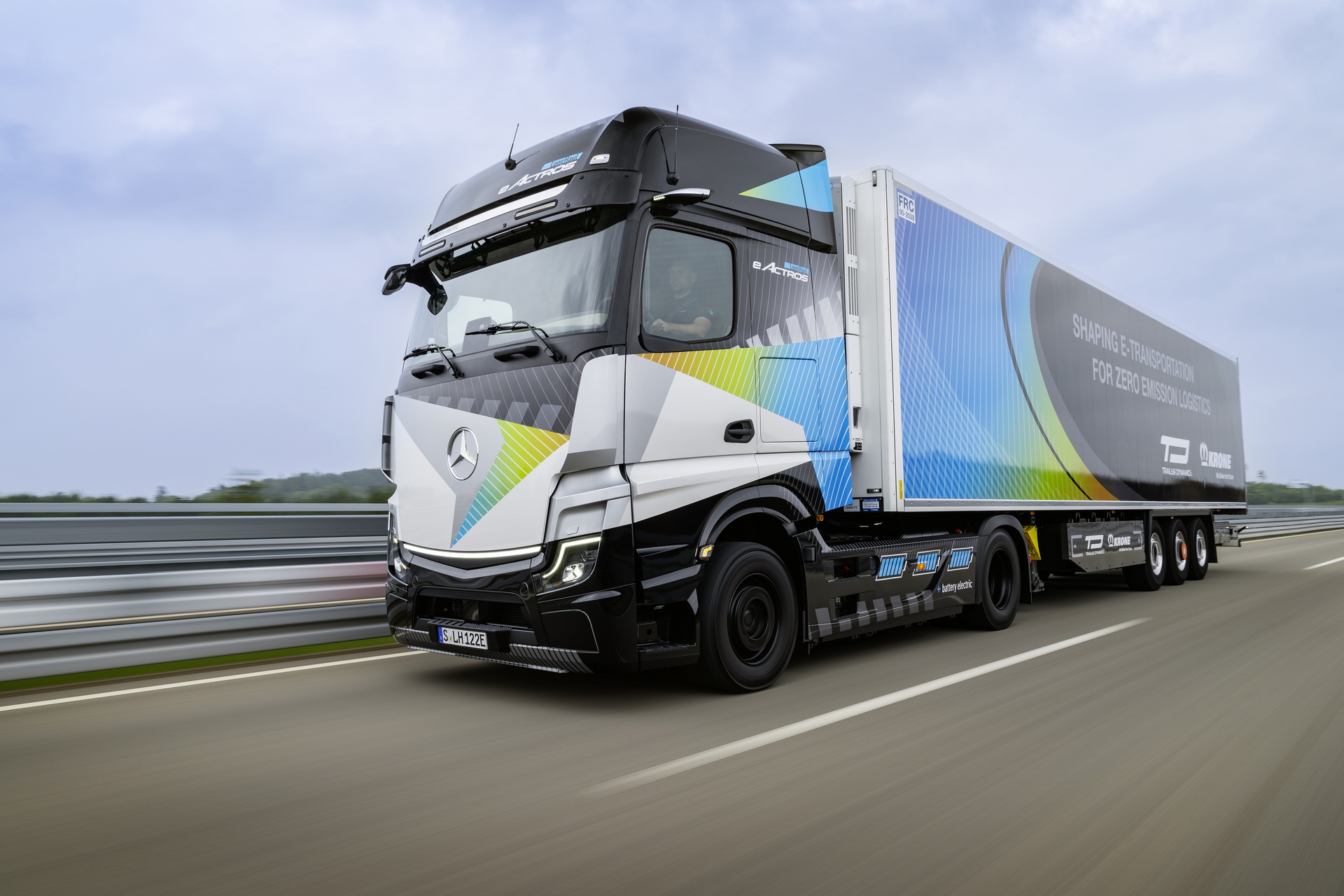 Mercedes introduces electric truck with 800 km range, 815 hp engine and 1.2 million km range