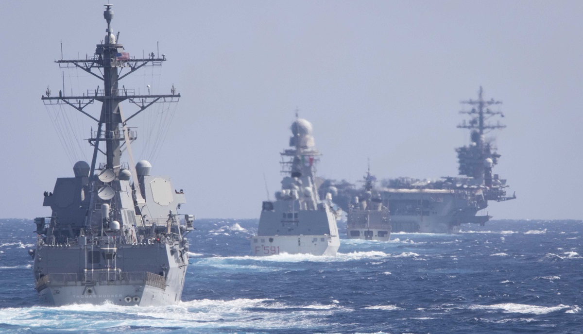 Niszczyciel pocisków kierowanych klasy Arleigh Burke USS Thomas Hudner zestrzelił drona wystrzelonego z Jemenu