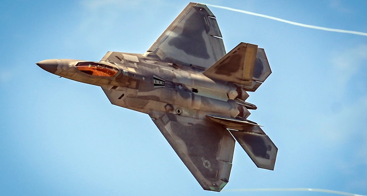 Amerikaanse luchtmacht opnieuw niet in staat 32 oude F-22 Raptor gevechtsvliegtuigen met pensioen te sturen om miljarden dollars te besparen