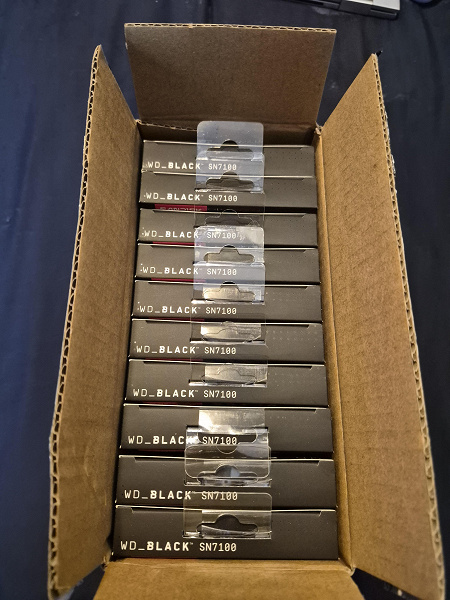 Коробка з десятьма SSD WD Black SN7100