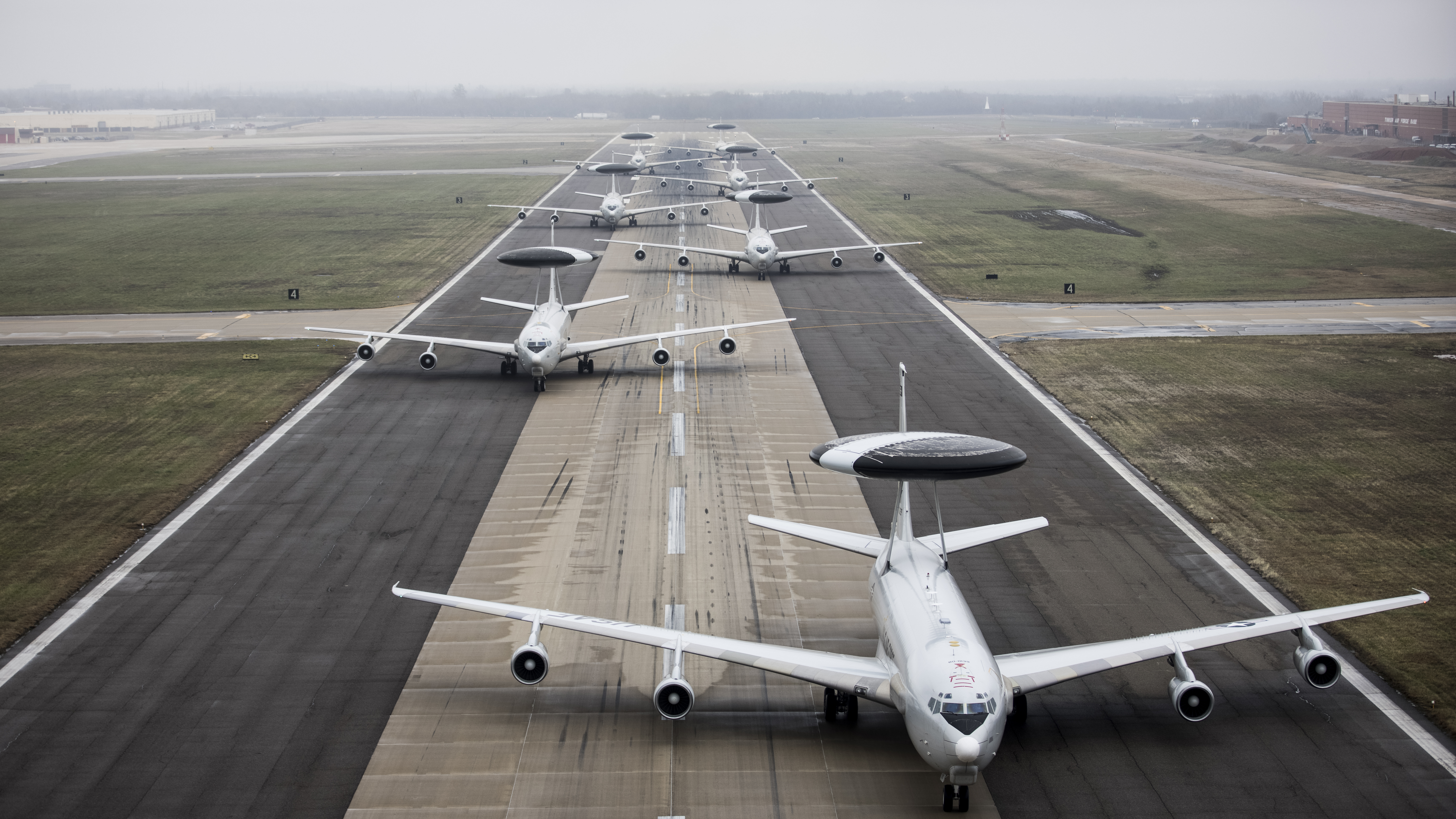 L'aeronautica militare degli Stati Uniti ha dimostrato il volo a dorso di elefante del Boeing E-3 Sentry portando in cielo diversi aerei contemporaneamente.