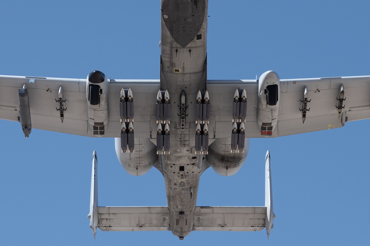 Les avions d'attaque A-10 Thunderbolt II pourront transporter 16 bombes de haute précision GBU-39/B SDB après une mise à jour logicielle.