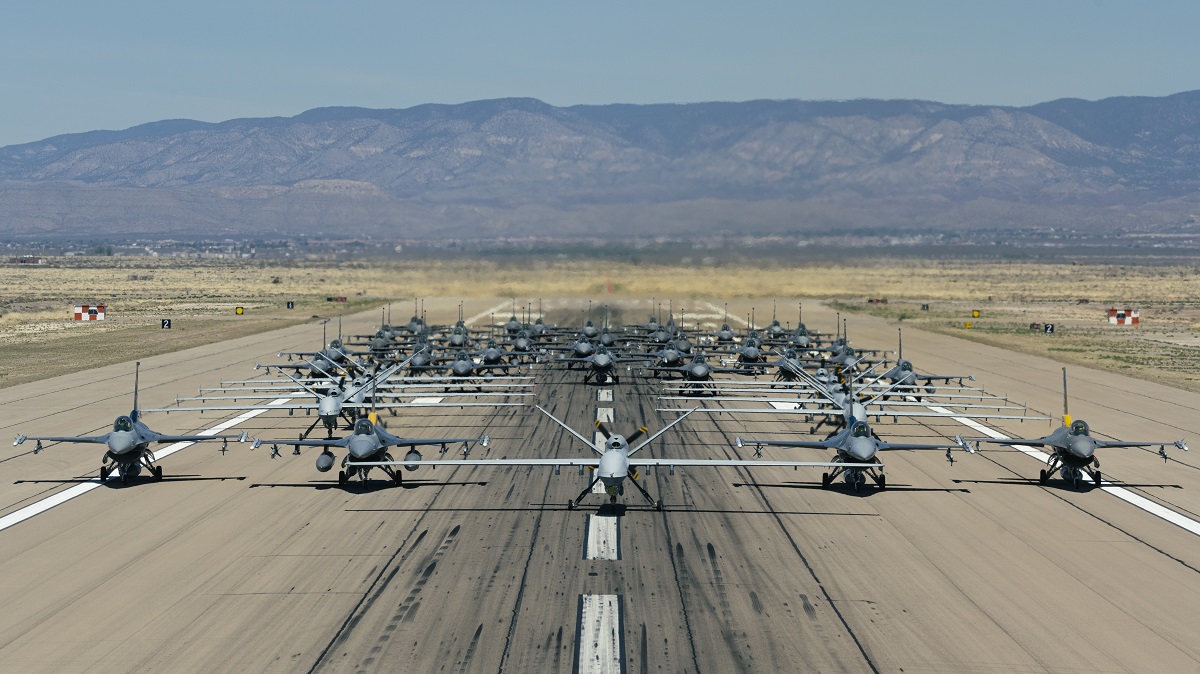 US-Luftwaffe hebt gleichzeitig 40 F-16 Fighting Falcon-Kampfflugzeuge und neun MQ-9 Reaper-Drohnen in die Lüfte