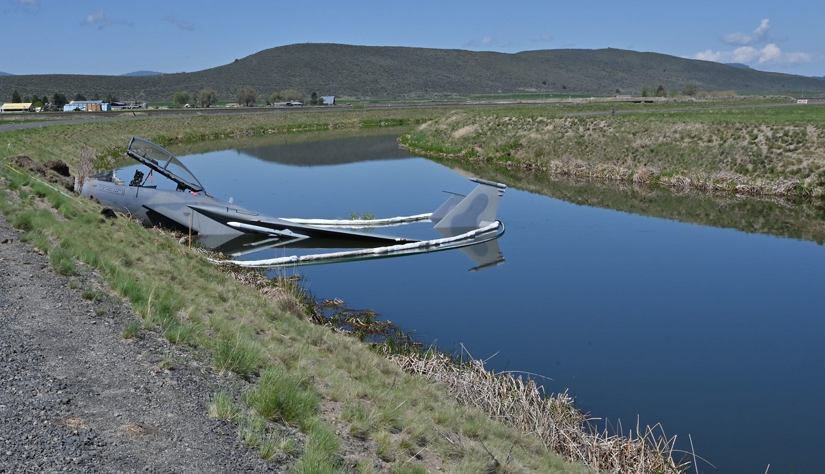 Un rare avion de chasse F-15D Eagle s'est inopinément noyé dans un canal d'irrigation situé sur une base militaire de l'Oregon.