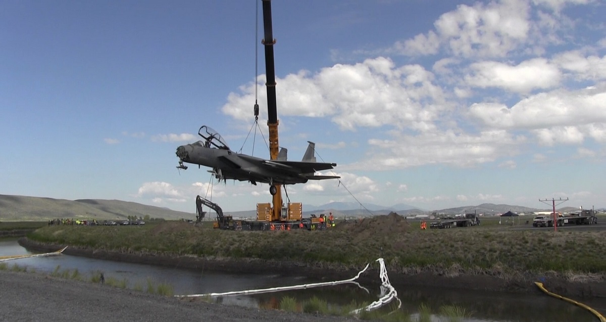 US-Luftwaffe hebt gesunkenen F-15 Eagle-Kampfjet in Kingsley Field, Oregon, mit einem 400-Tonnen-Kran