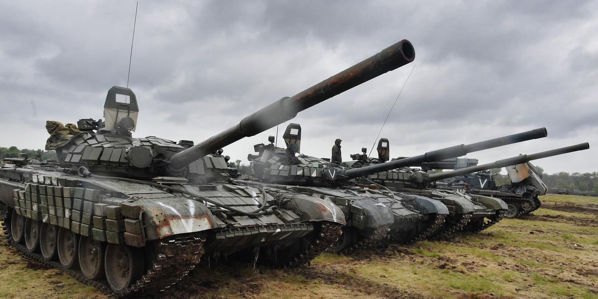 Oekraïense drone vernietigt beschadigde Russische T-72B tank, laat een F-1 raket in open luik vallen