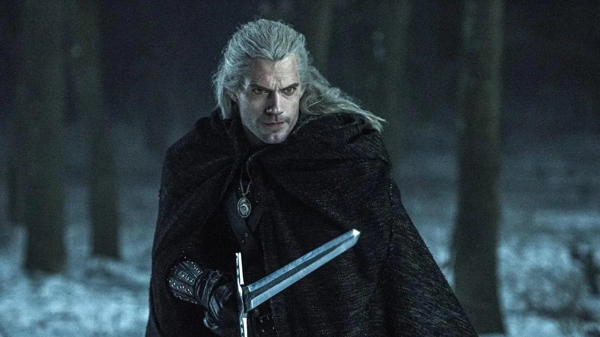 Der Autor von The Witcher, Andrzej Sapkowski, bewundert Henry Cavills Leistung und gab zu, dass er sogar die Stimme des Schauspielers hört, wenn er sich seine Figur Geralt vorstellt