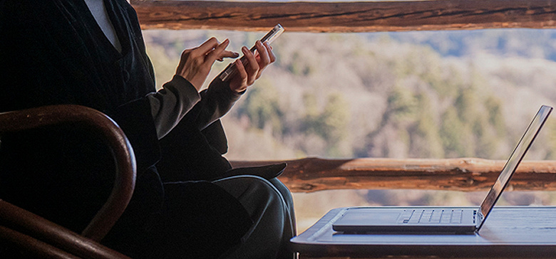 Антена Starlink Residential на даху будинку