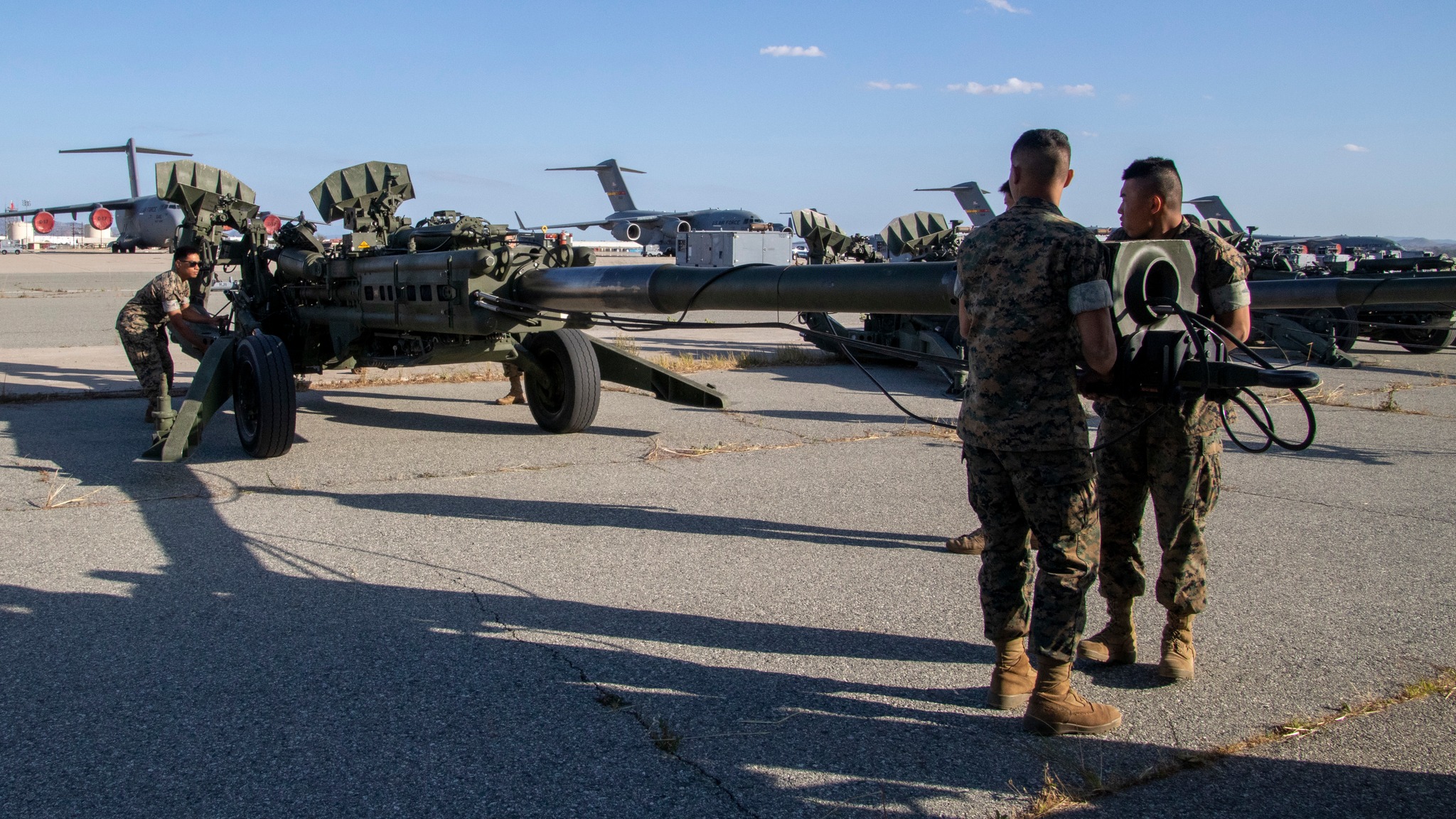 Les Marines américains préparent des obusiers M777 de 155 mm pour l'expédition vers l'Ukraine