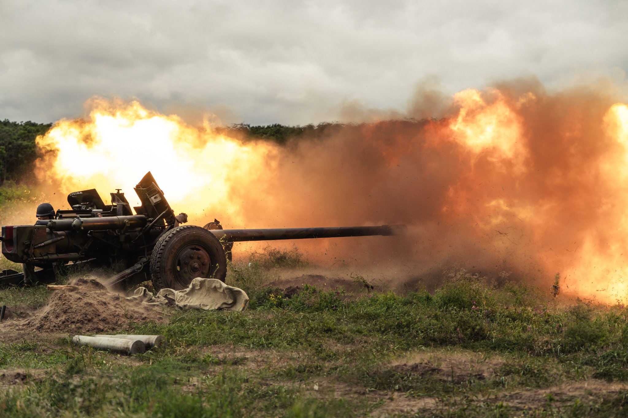 Las AFU destruyen un APC MT-LB ruso con un cañón MT-12 Rapira de 100 mm