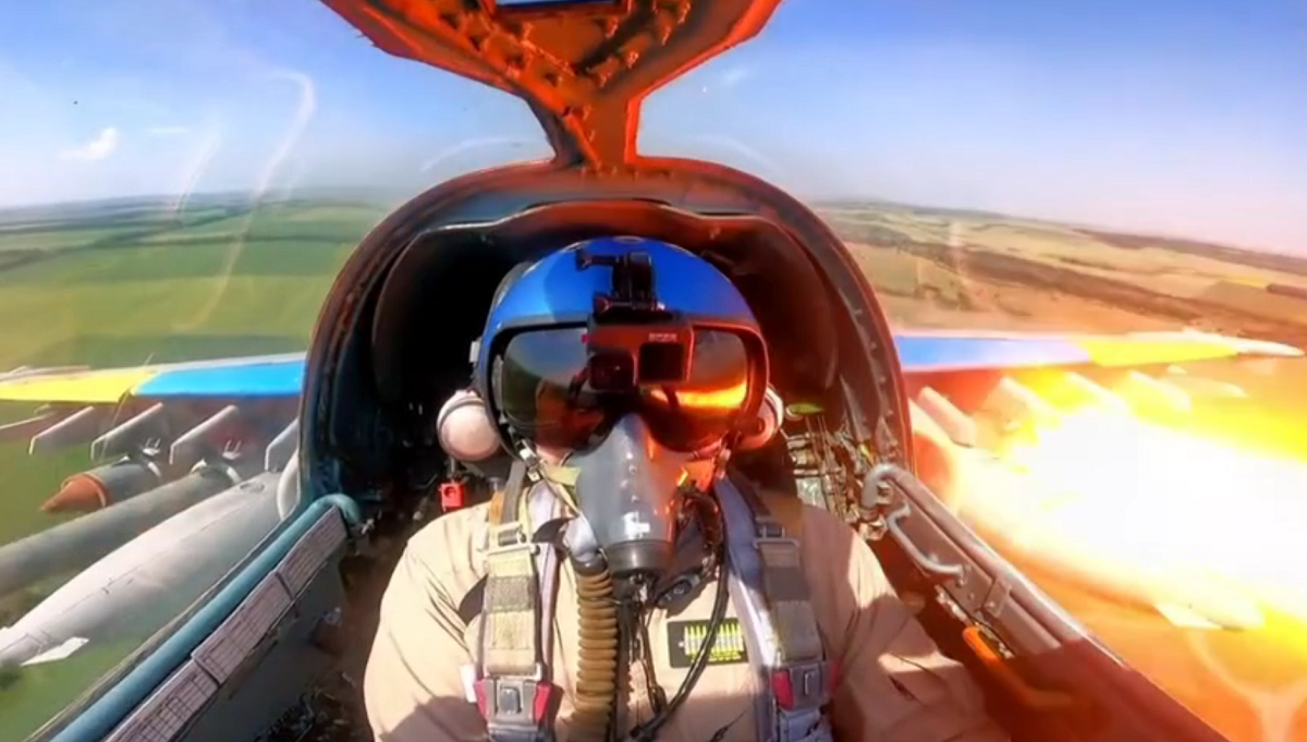 Опубліковано ефектне відео з кабіни пілота штурмовика Су-25 «Грач» із запуском ракет С-25