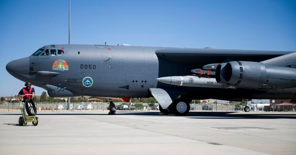 Der Atombomber B-52H Stratofortress testet zum zweiten Mal den Prototyp des Hyperschallflugkörpers AGM-183A ARRW