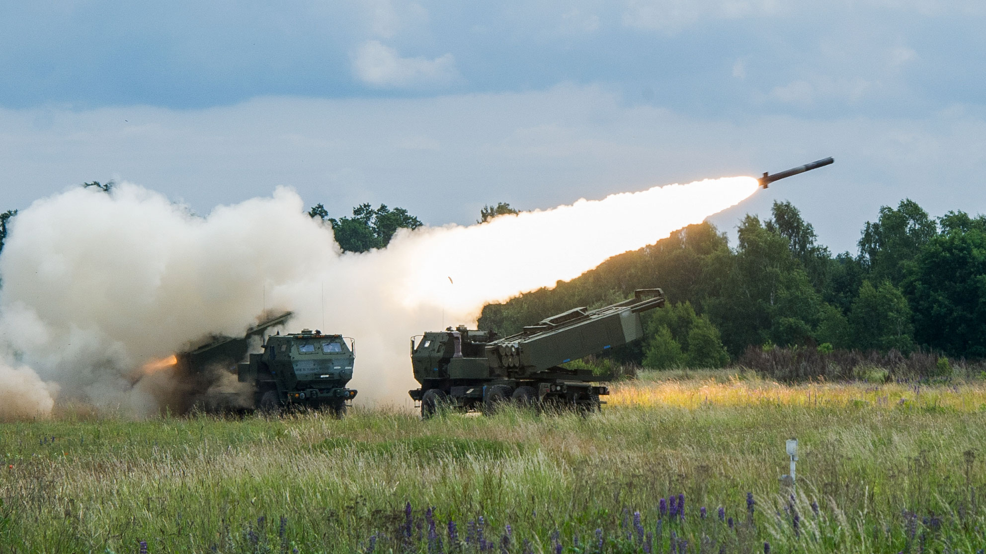 Die Streitkräfte der Ukraine haben mit Hilfe von M142 HIMARS die Militärbasis der Russen auf dem Territorium der Ukraine zerstört