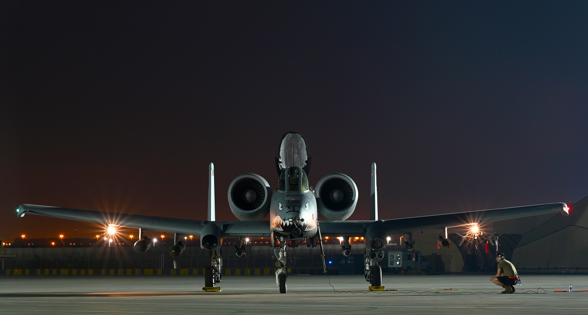 A-10 Thunderbolt II aanvalsvliegtuigen vliegen van Al Dhafra luchtmachtbasis in het Midden-Oosten