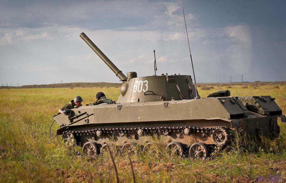 Ukrainische Streitkräfte zerstören Panzer, BMP, APC und drei gepanzerte Tiger-Fahrzeuge mit erbeuteter Panzerhaubitze Nona-S (Video)