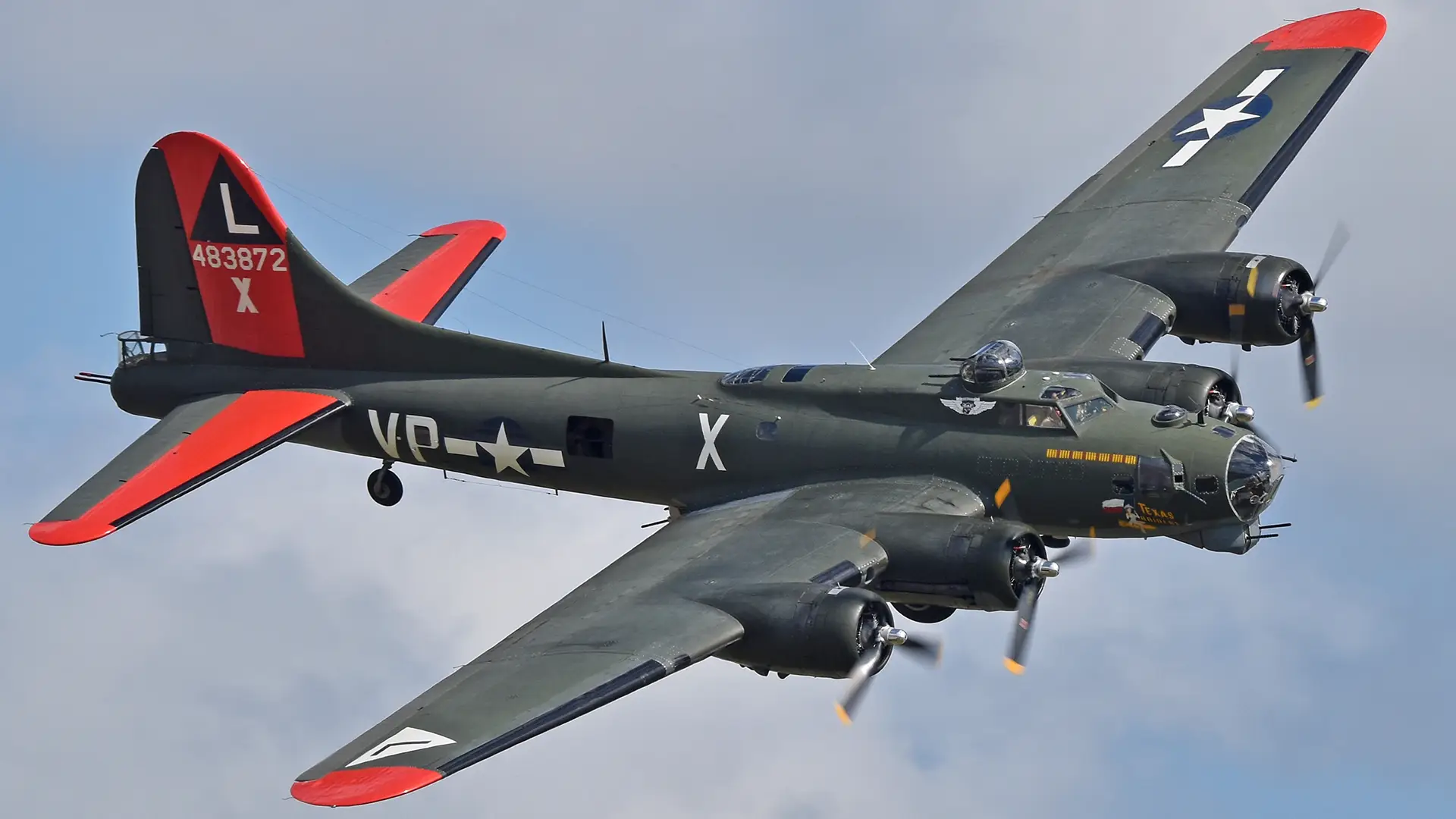 Важкий бомбардувальник B-17 Flying Fortress зіткнувся з літаком P-63 Kingcobra на авіашоу Wings Over Dallas WWII