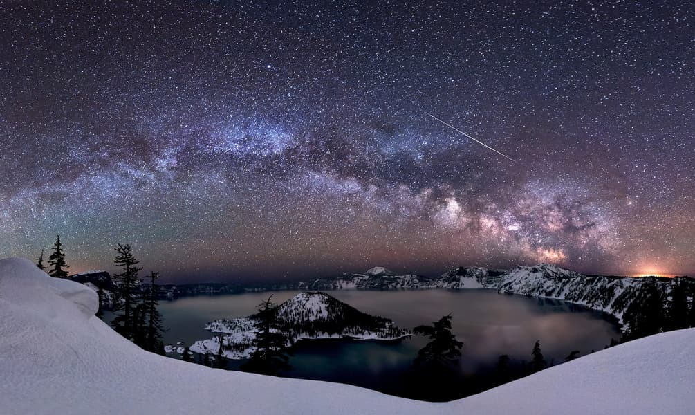 Метеорний потік Ліриди на нічному небі