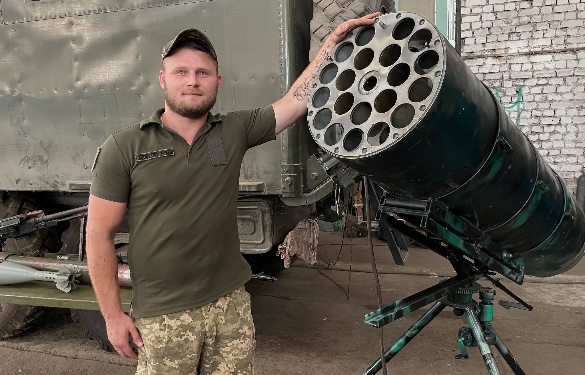 Le forze armate ucraine hanno trasformato un lanciatore di elicotteri con missili C-8 in un sistema di lanciarazzi multiplo