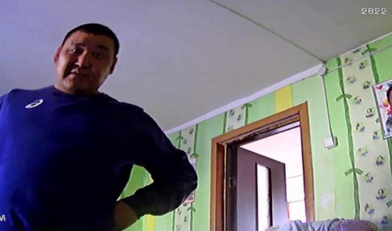 Ein Bewohner aus Burjatien hat in der Ukraine eine Überwachungskamera gestohlen, sie aber nicht neu konfiguriert: Jetzt sendet sie eine "Reality-Show" an den wahren Besitzer