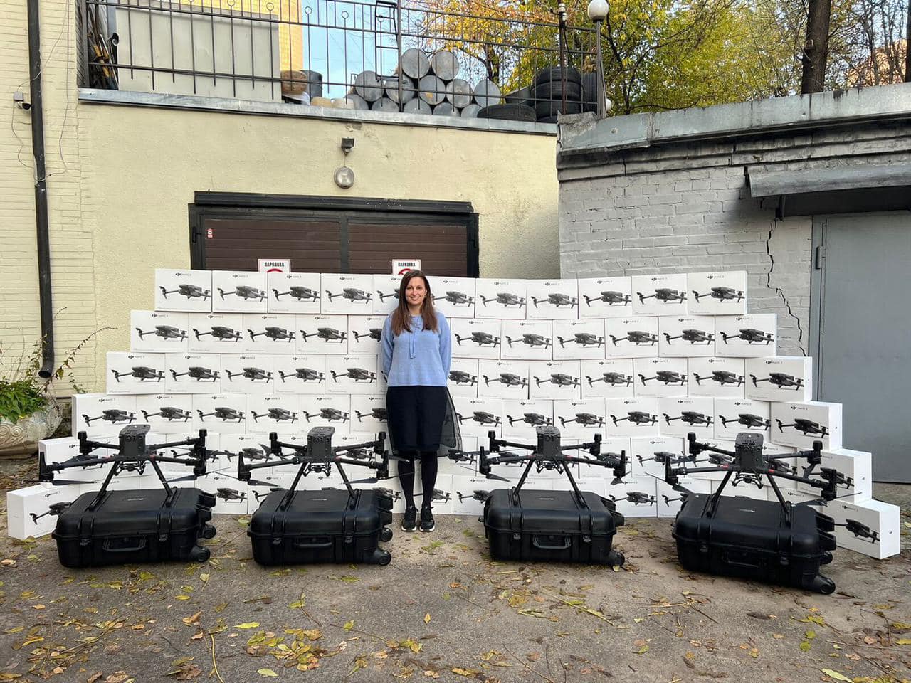 La Fondazione Pritula ha acquistato 4 set di Matrice 300RTK, più di 80 droni DJI Mavic 3 Fly More Combo, 42 computer portatili Getac sicuri e molto altro per la VSU per le donazioni.