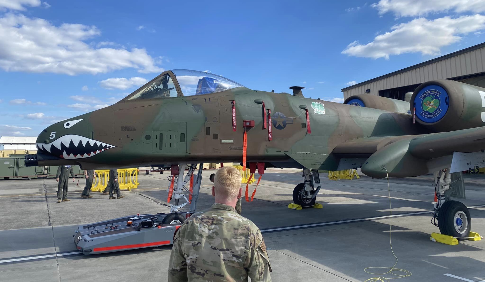 L'US Air Force présente un A-10 Thunderbolt II dans un camouflage historique de l'époque des Flying Tigers.