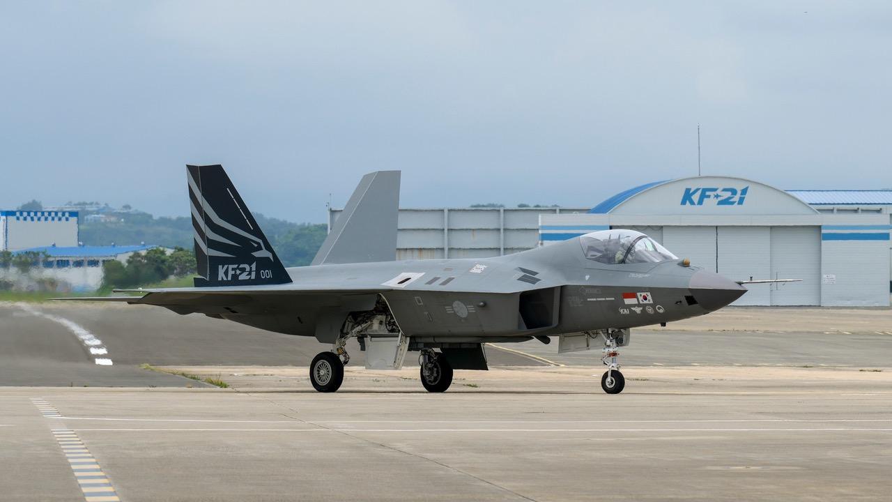 Der Prototyp des zweisitzigen Kampfflugzeugs KF-21 Boramae hebt zum ersten Mal ab