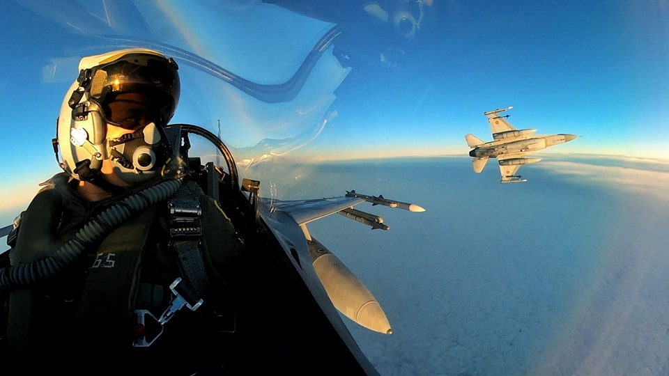 Gli F-16 dell'aeronautica rumena intercettano due caccia russi Su-27 nell'area di responsabilità della NATO