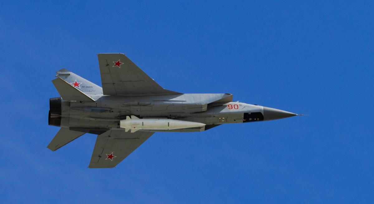 Russen tonen Kim Jong Un gemoderniseerd MiG-31I gevechtsvliegtuig voor Kh-47M2 pseudo-hypersonische raketten