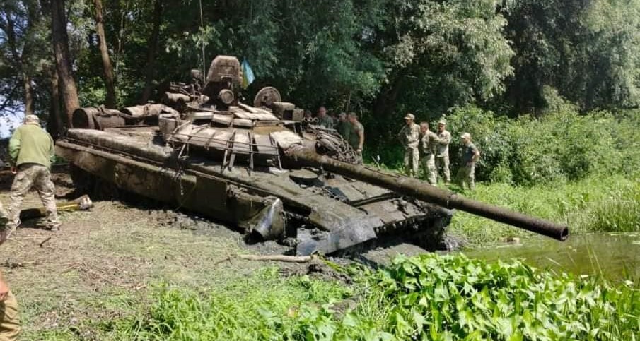 Oekraïense duikers hebben een Russische T-72 tank boven water gehaald die meer dan een jaar op de bodem van een rivier had gelegen.