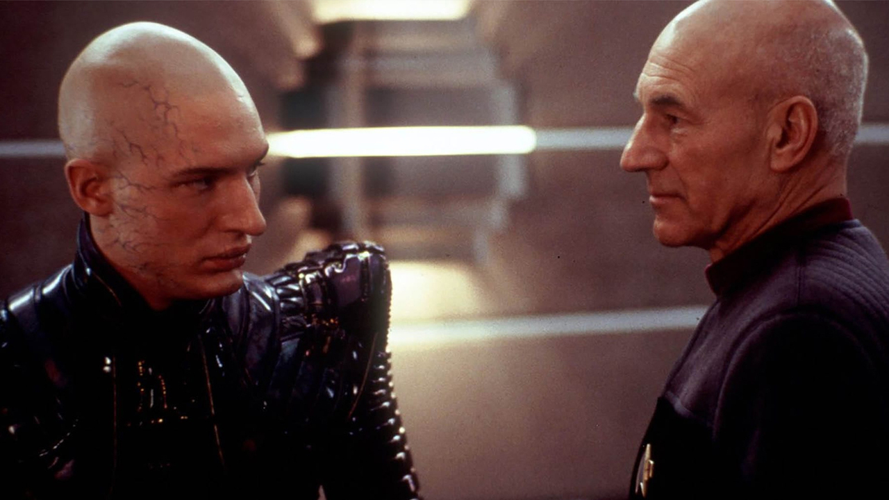 Patrick Stewart entlarvt Tom Hardys schlechte Manieren am Set von Star Trek: Nemesis und sagt, der Schauspieler sei "schwierig" im Umgang mit ihm gewesen